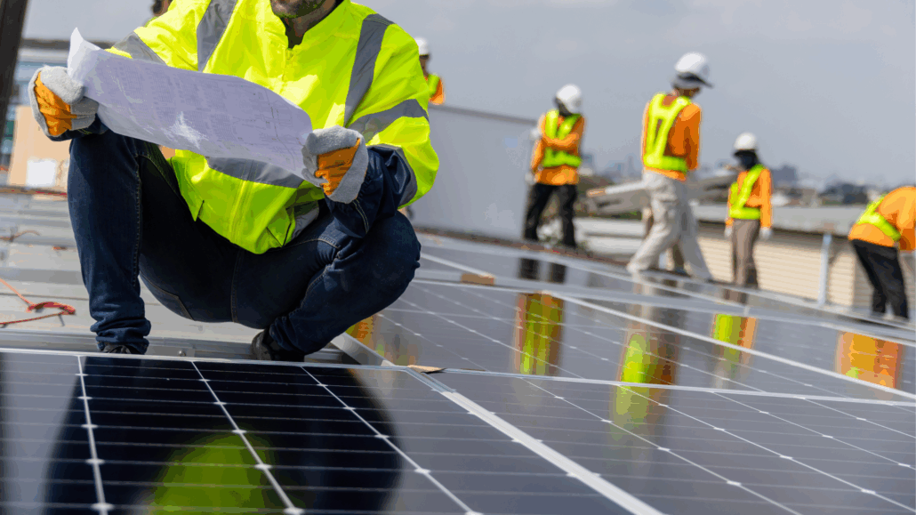 questa immagine rappresenta nello specifico come si svolge una manutenzione dell'impianto fotovoltaico